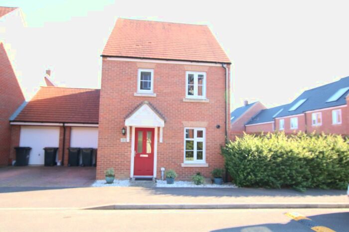 3 Bedroom Link Detached House To Rent In Lundy Walk, Hailsham BN27
