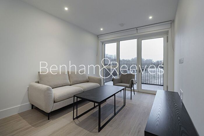 1 Bedroom Flat To Rent In Bow Common Lane, Mile End, E3