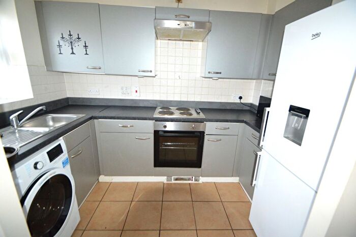 2 Bedroom Flat To Rent In Holyhead Mews, Slough, Berkshire, SL1