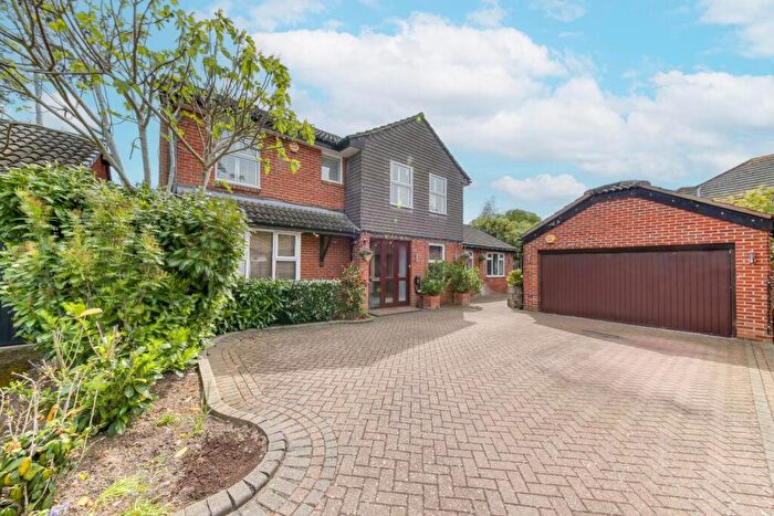 5 Bedroom Detached House For Sale In Auriol Close, Worcester Park, KT4