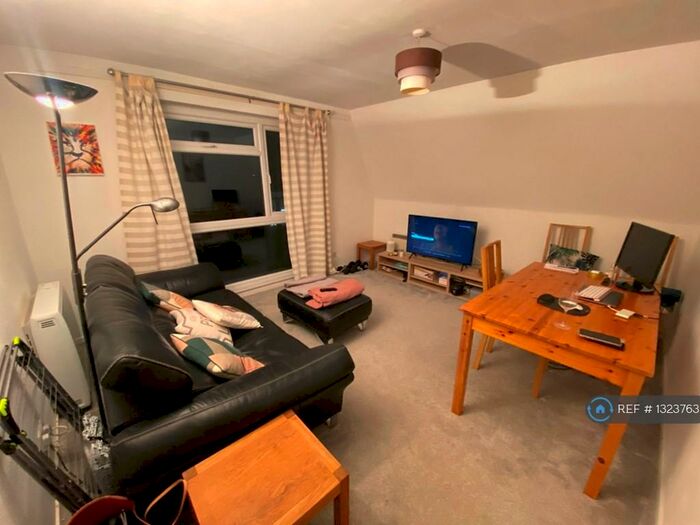 2 Bedroom Flat To Rent In Terrent Court, Windsor, SL4