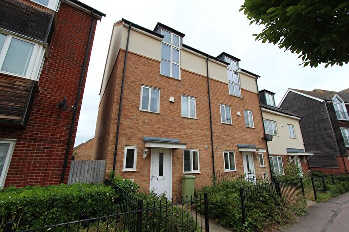 4 Bedroom Semi-Detached House To Rent In Warwick Avenue, Broughton, Milton Keynes, Buckinghamshire, MK10