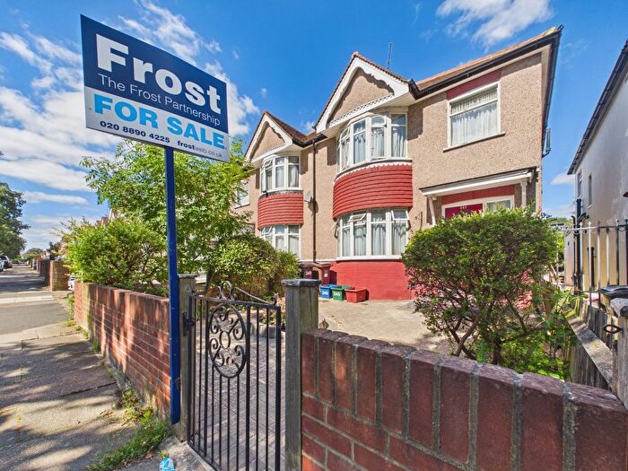 3 Bedroom Semi-Detached House For Sale In Hounslow Road, Hanworth, Feltham, TW13