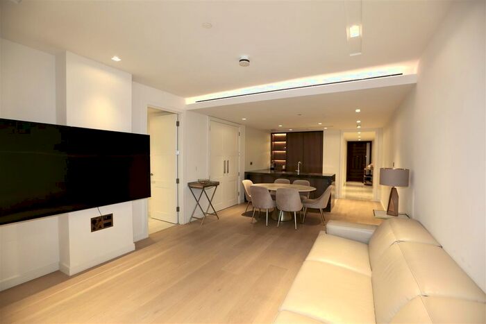 3 Bedroom Flat To Rent In Lincoln Square, Strand, WC2A