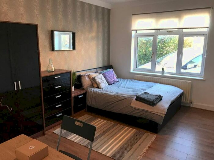 Studio To Rent In Quantock Gardens, Cricklewood, NW2
