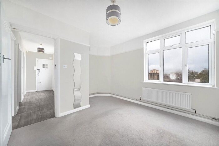 1 Bedroom Flat For Sale In Hainault Road, Leytonstone, London, E11