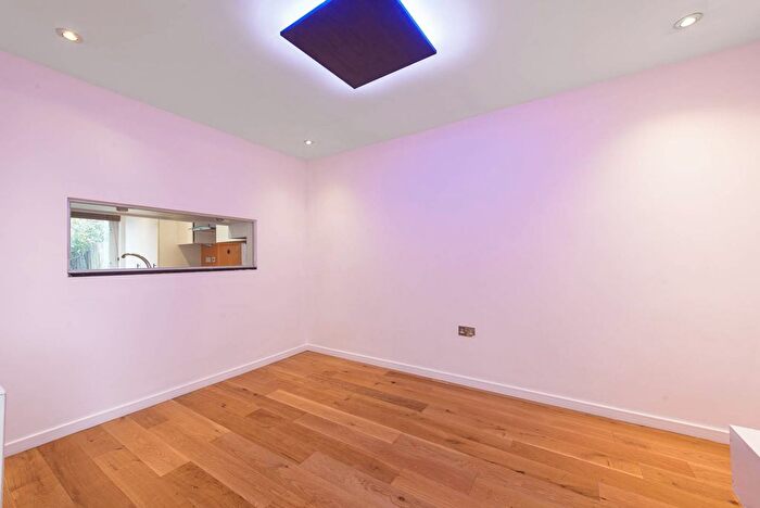 4 Bedroom Property To Rent In Thirleby Road, Mill Hill East, London, NW7