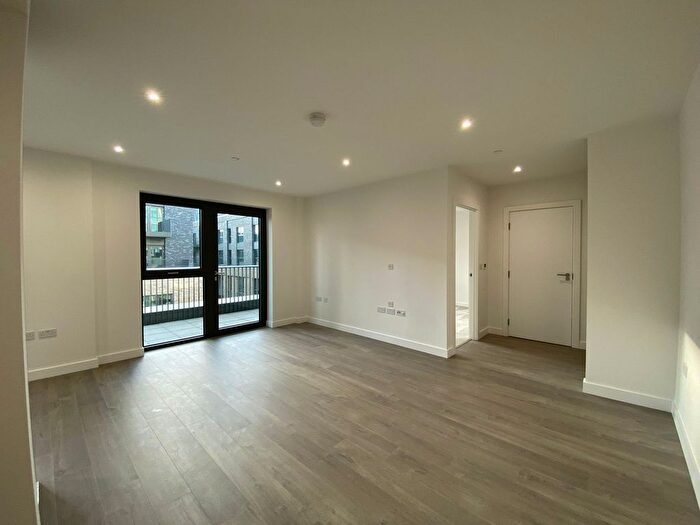 2 Bedroom Flat To Rent In Hawker House, London, N4