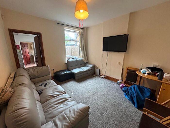 5 Bedroom Semi-Detached House To Rent In Kimbolton Avenue, Nottingham, Nottinghamshire, NG7