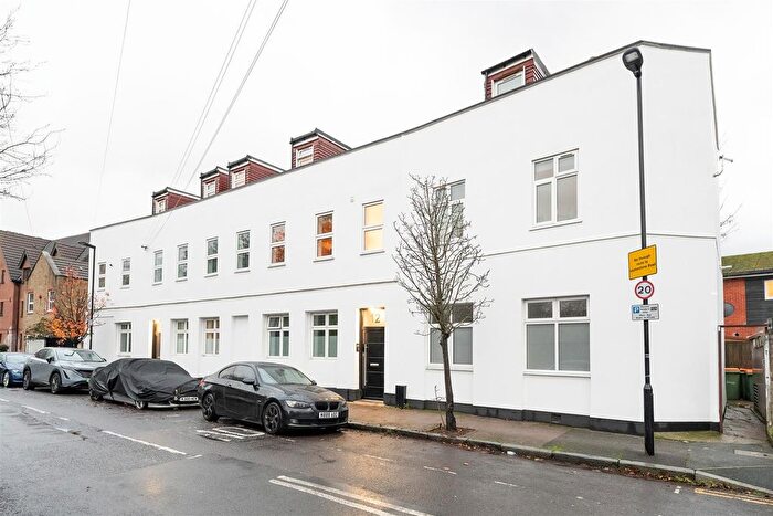 1 Bedroom Flat For Sale In Cemetery Road, Forest Gate, E7