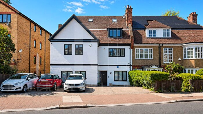 3 Bedroom Flat To Rent In Nether Street, London, N12