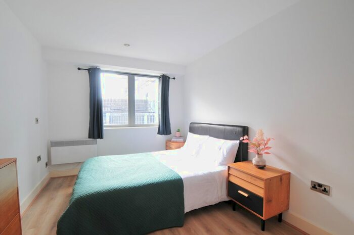 2 Bedroom Flat To Rent In Oldham Road, Manchester, M4