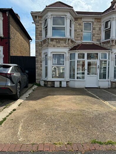 2 Bedroom Flat To Rent In Elgin Road, Ilford, IG3