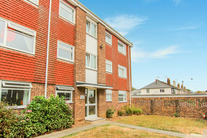 2 Bedroom Ground Flat To Rent In Victoria Park Gardens, Worthing, BN11