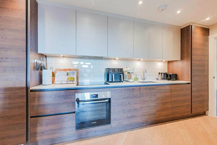 2 Bedroom Flat For Sale In Leigh Road, Leigh On Sea, SS9