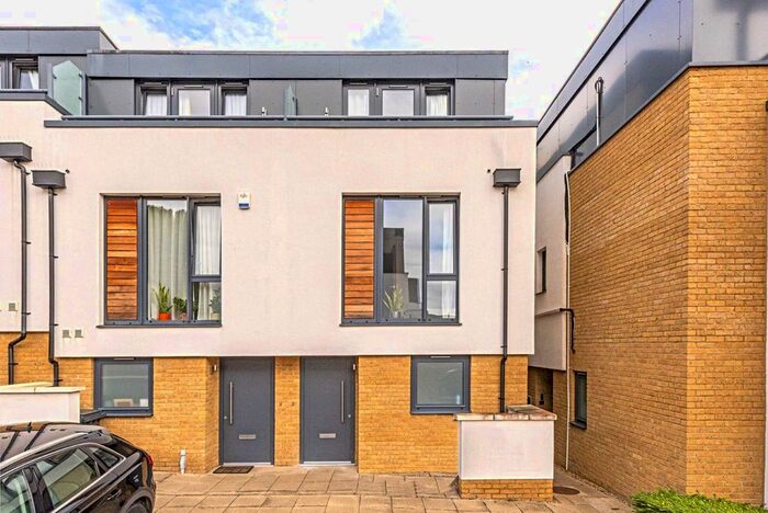 3 Bedroom Property To Rent In Fallow Place, Teddington, TW11