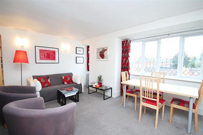 Studio To Rent In Inner Park Road, London, SW19