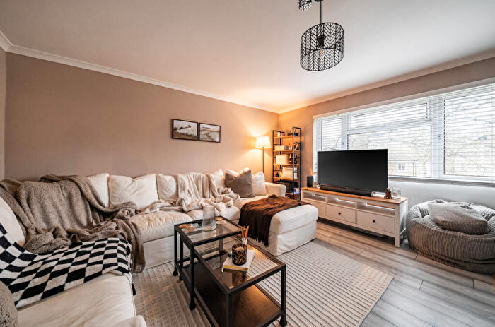 2 Bedroom Flat For Sale In Earlswood, Bracknell, RG12