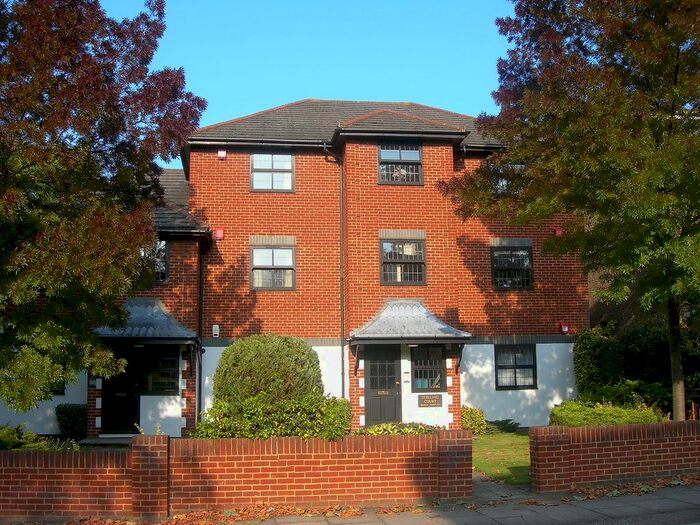 1 Bedroom Flat To Rent In Lovelace Gardens, Surbiton, KT6