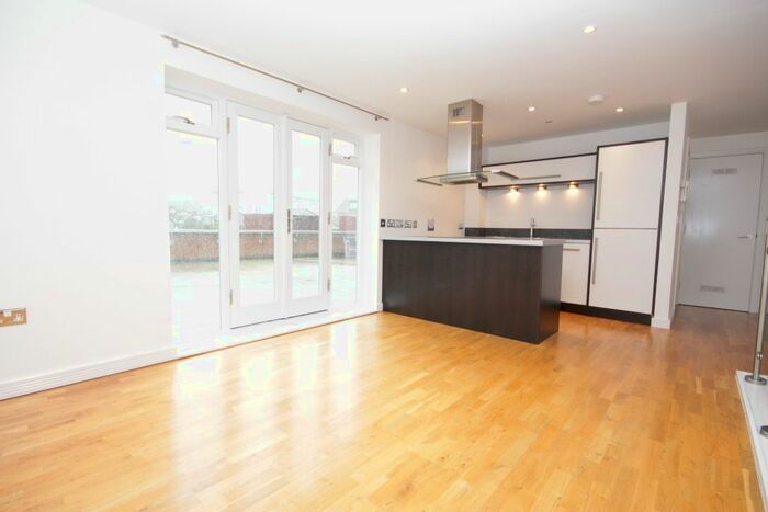 2 Bedroom Flat To Rent In Crown Lane, Maidenhead, SL6