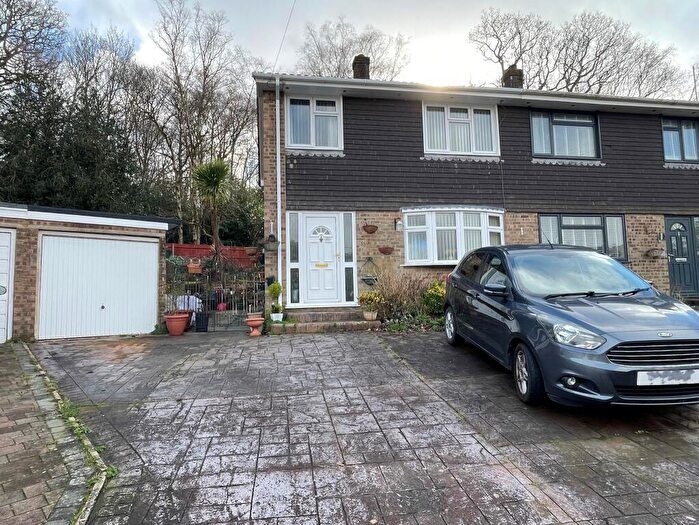 3 Bedroom Semi Detached House For Sale In Fairview Close, Hythe, SO45