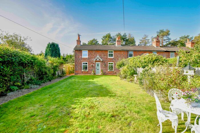 3 Bedroom Cottage For Sale In Chapel Row, Hothfield, TN25