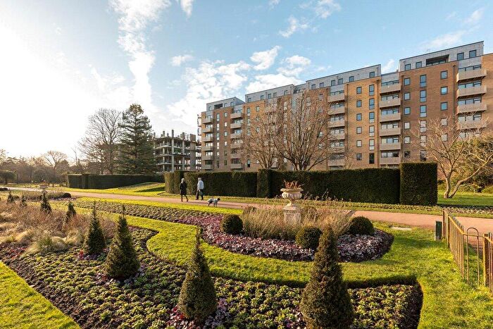 2 Bedroom Apartment For Sale In Copperhouse Green, Dartford, Kent, DA1