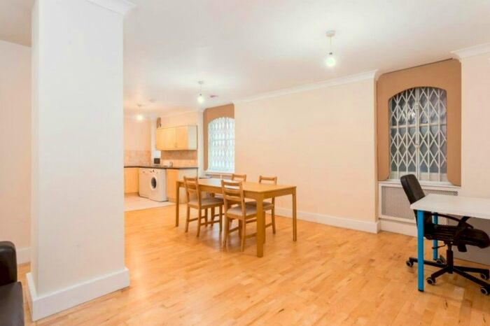 3 Bedroom Flat To Rent In Windsor Court, Moscow Road, London, W2