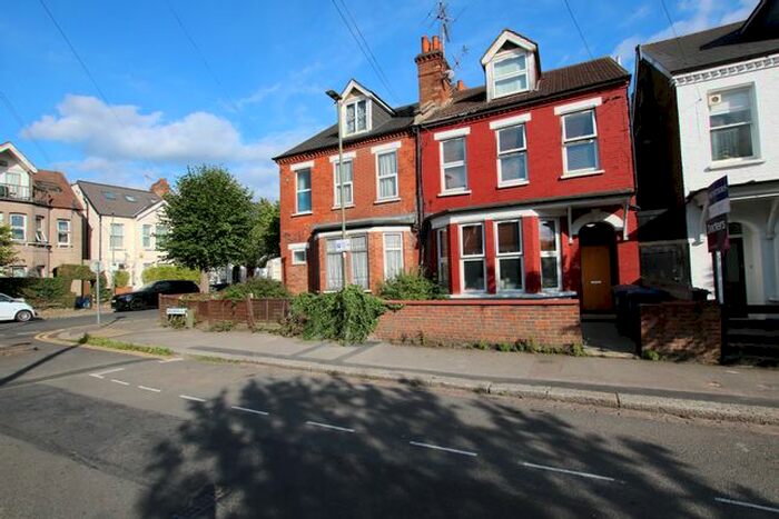 Studio To Rent In Yew Grove, London NW2