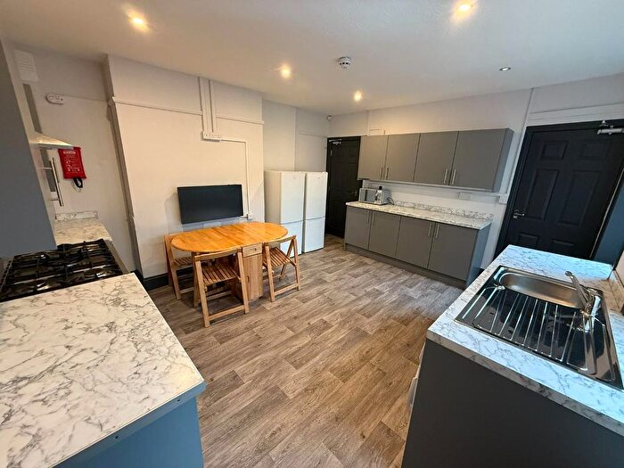 5 Bedroom Semi Detached House For Sale In Aketon Road, Castleford, WF10