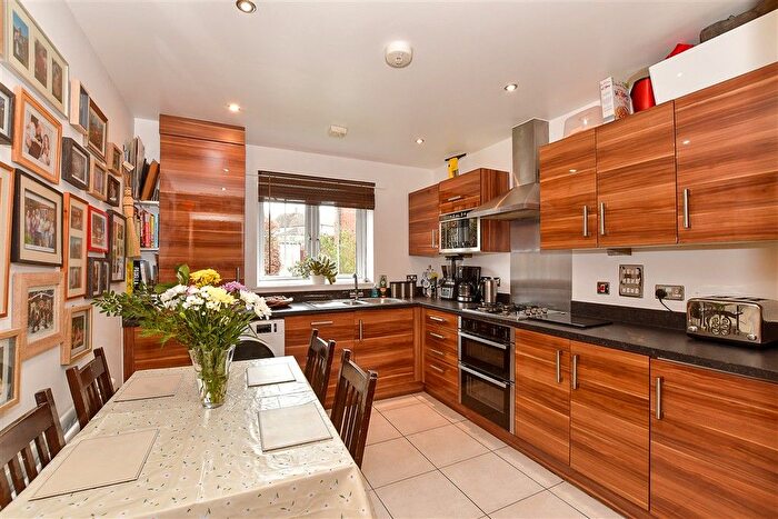2 Bedroom Flat For Sale In Scott Road, Tonbridge, Kent, TN9
