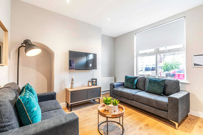 4 Bedroom House To Rent In Hartley Grove, Leeds, LS6