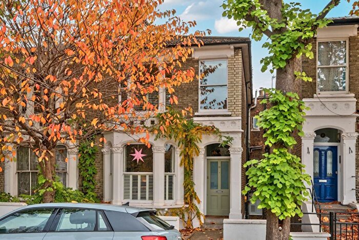 2 Bedroom Flat To Rent In Boscombe Road, Hammersmith, London, W12