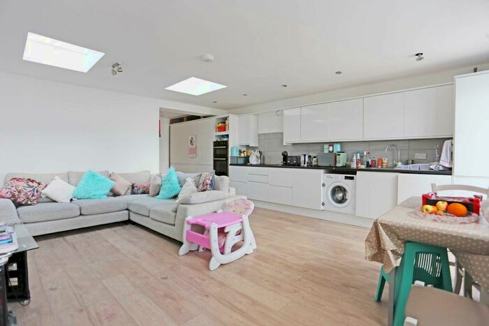 1 Bedroom Flat To Rent In Hunters Hall Road, Dagenham, RM10