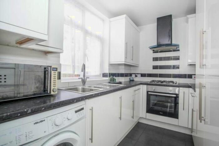 3 Bedroom Semi-Detached House To Rent In Rutland Cresent, St Anns Hill, Tin Town, Luton, LU2