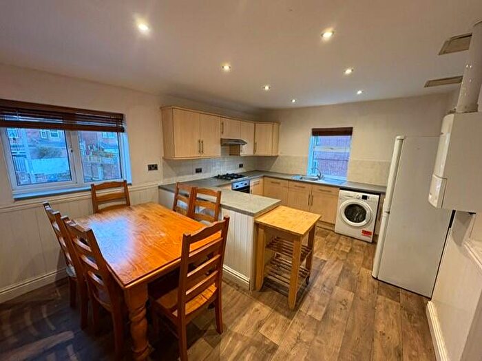 2 Bedroom Maisonette To Rent In Monks Road, Exeter, EX4