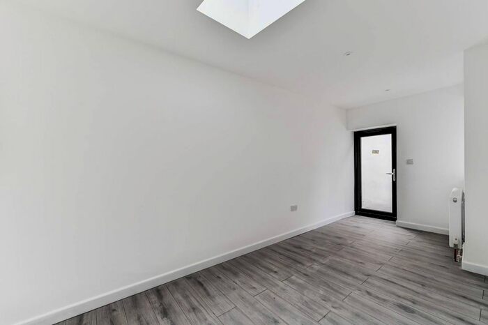 3 Bedroom Flat To Rent In Station Road, Sutton, Tadworth, KT20