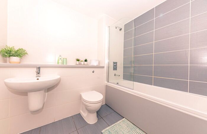 3 Bedroom Flat To Rent In The Courtyard, Stanhope St, Liverpool, L8