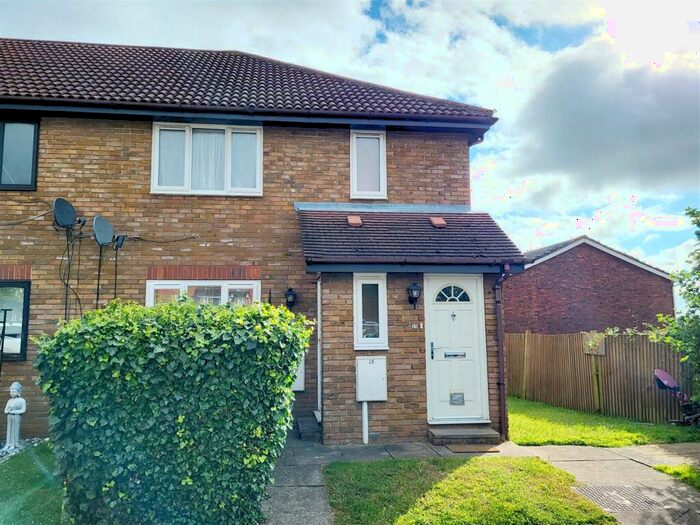 2 Bedroom Maisonette To Rent In Brickfield View, Strood, ME2