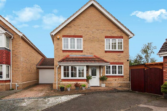 4 Bedroom Link Detached House For Sale In Briarfield Close, Bexleyheath, DA7