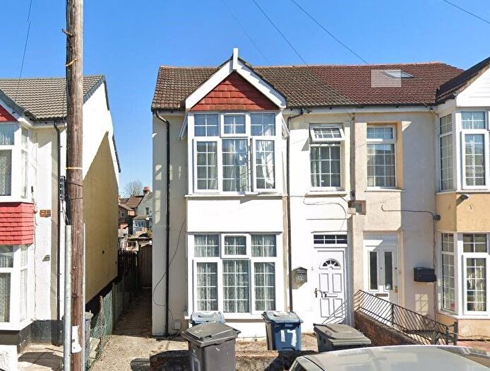 3 Bedroom Flat To Rent In Lindsay Avenue, High Wycombe, HP12