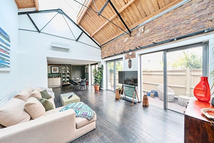 3 Bedroom Flat To Rent In Clifden Road, Brentford, TW8