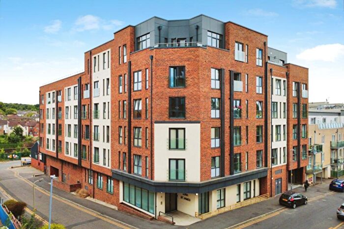 2 Bedroom Flat For Sale In St. James Road, Brentwood, Essex, CM14