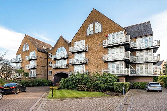 2 Bedroom Apartment For Sale In Eleanor Close, London, SE16