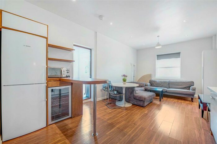 2 Bedroom Flat To Rent In Balham Grove, Balham, London, SW12