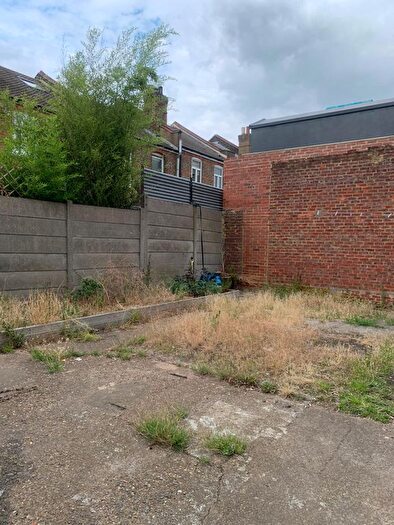 2 Bedroom Flat To Rent In Forest Road, Walthamstow, E17