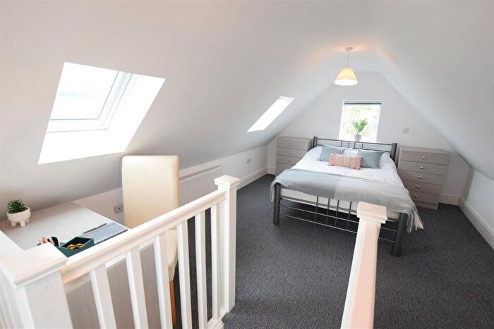 2 Bedroom Flat To Rent In Smith Street - Apartment - /, LN5