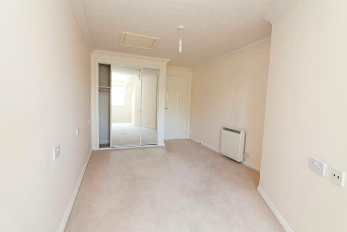 1 Bedroom Apartment For Sale In Hampton Lodge, Cavendish Road, South Sutton, SM2