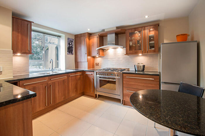 1 Bedroom Flat To Rent In Brynmaer Road, SW11