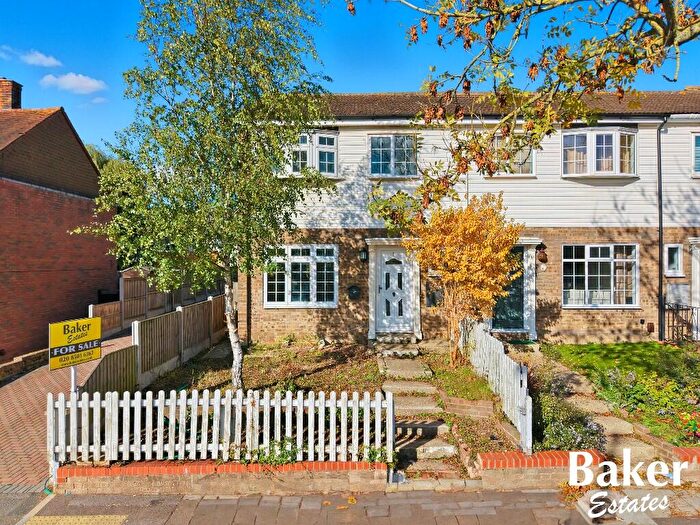 3 Bedroom End Of Terrace House For Sale In Amwell View, New North Road, Hainault, London, IG6